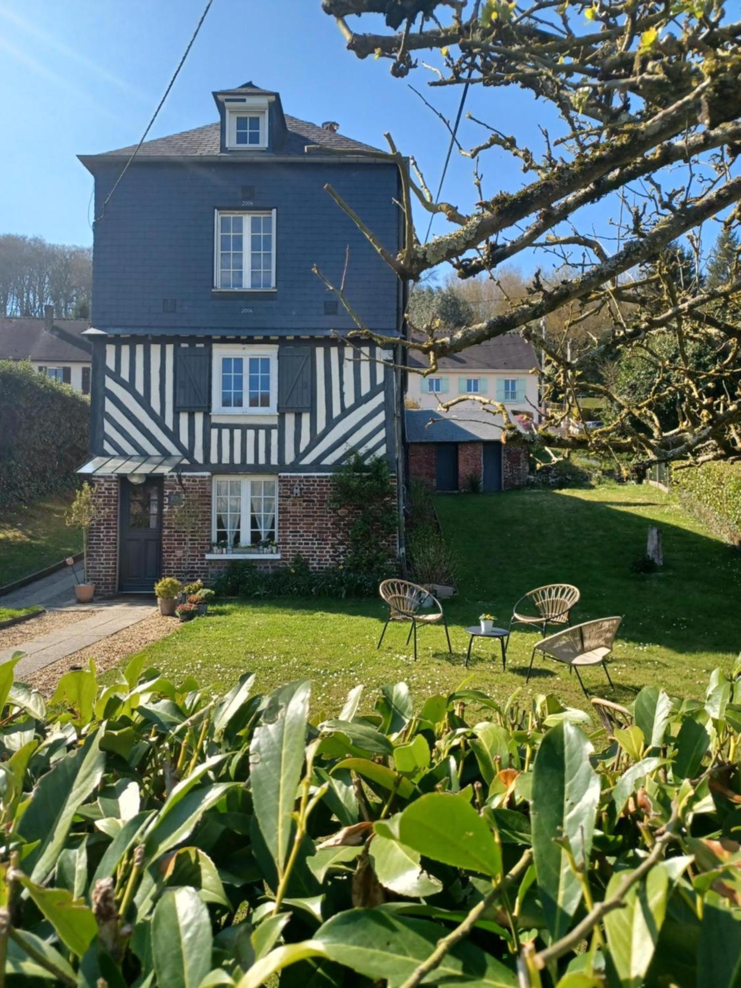 Les Pommiers Bed and Breakfast Honfleur Exteriör bild