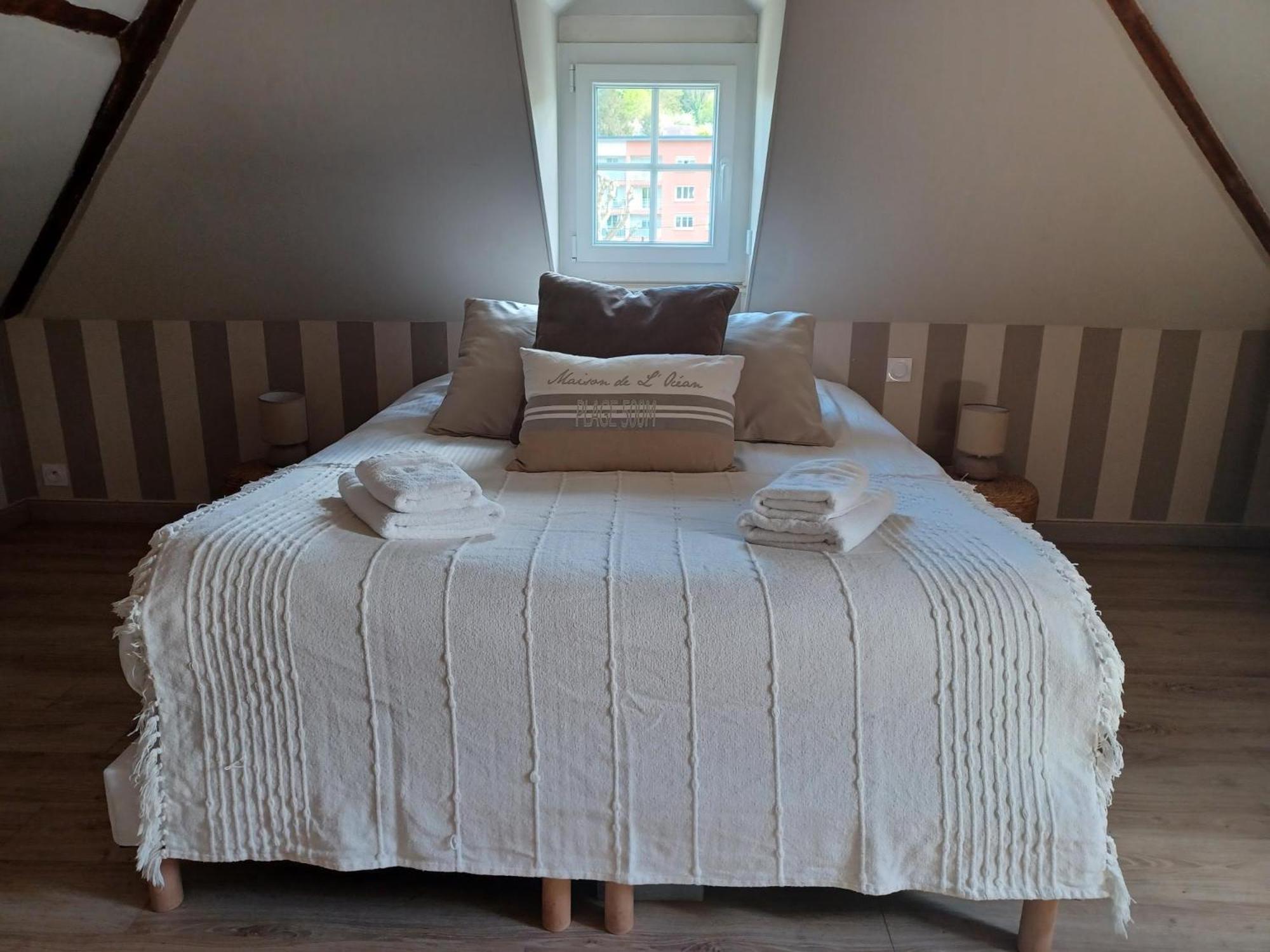 Les Pommiers Bed and Breakfast Honfleur Exteriör bild